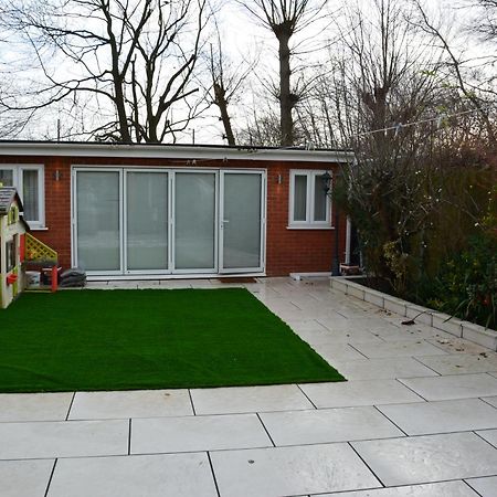 Cozy, Modern, Spacious 4 Bedroom House In London Romford Bagian luar foto