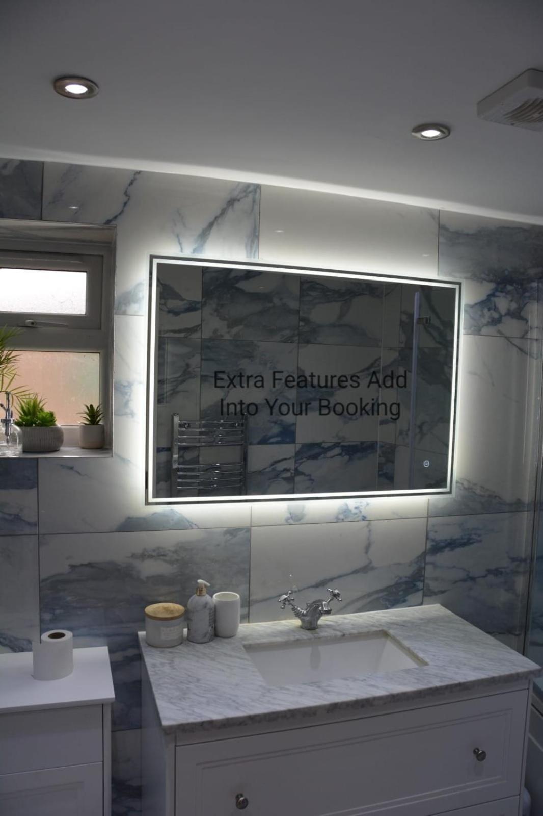 Cozy, Modern, Spacious 4 Bedroom House In London Romford Bagian luar foto