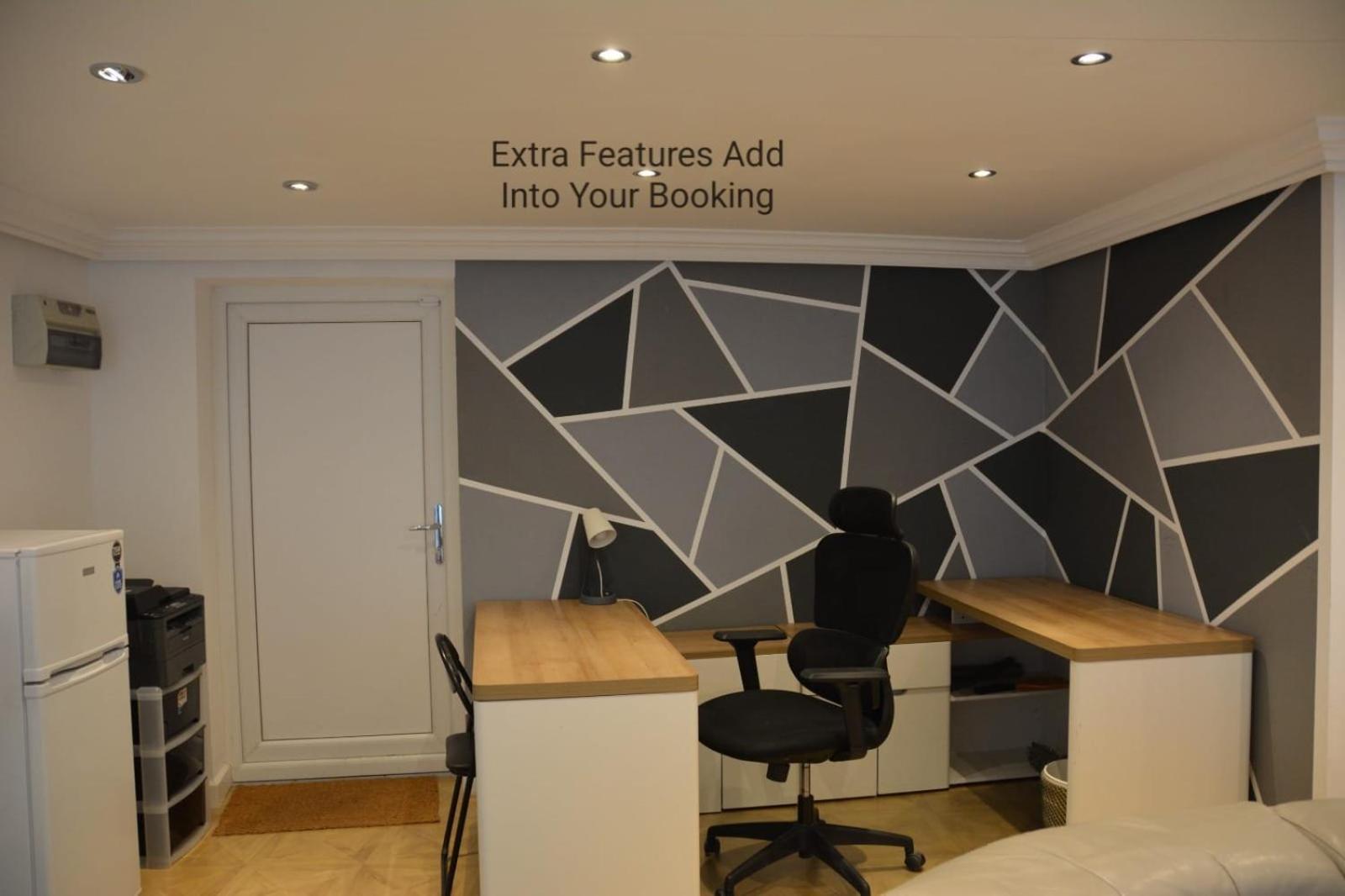 Cozy, Modern, Spacious 4 Bedroom House In London Romford Bagian luar foto