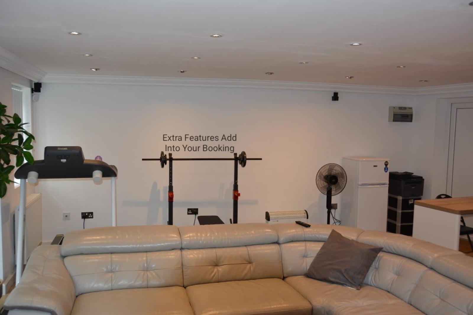 Cozy, Modern, Spacious 4 Bedroom House In London Romford Bagian luar foto