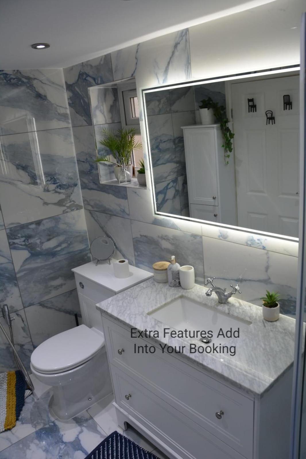 Cozy, Modern, Spacious 4 Bedroom House In London Romford Bagian luar foto