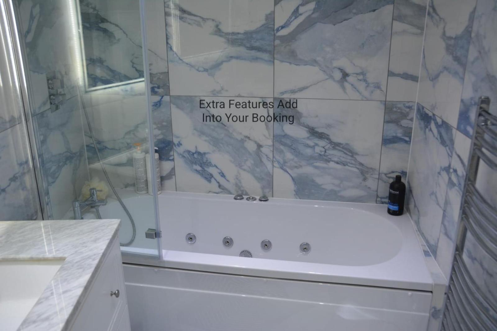 Cozy, Modern, Spacious 4 Bedroom House In London Romford Bagian luar foto
