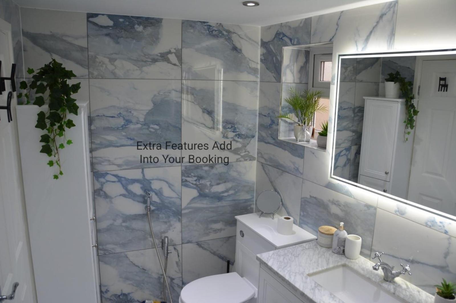Cozy, Modern, Spacious 4 Bedroom House In London Romford Bagian luar foto
