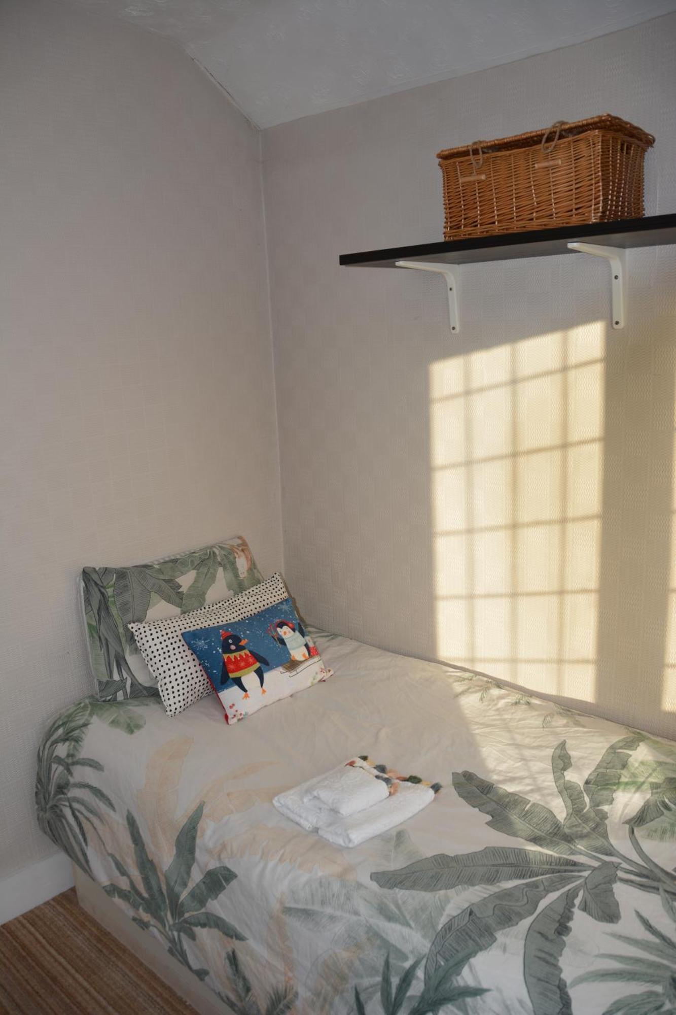 Cozy, Modern, Spacious 4 Bedroom House In London Romford Bagian luar foto