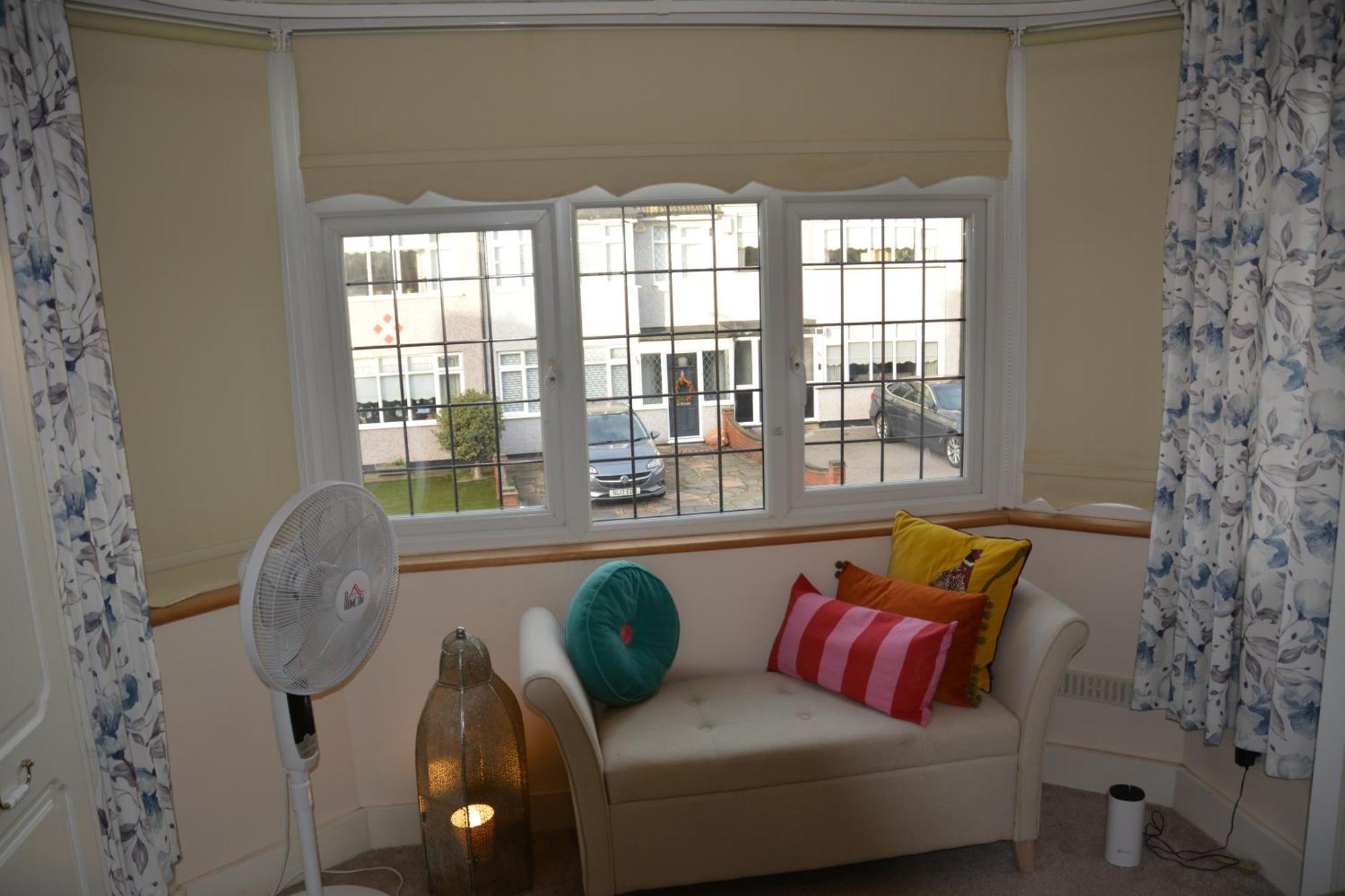 Cozy, Modern, Spacious 4 Bedroom House In London Romford Bagian luar foto