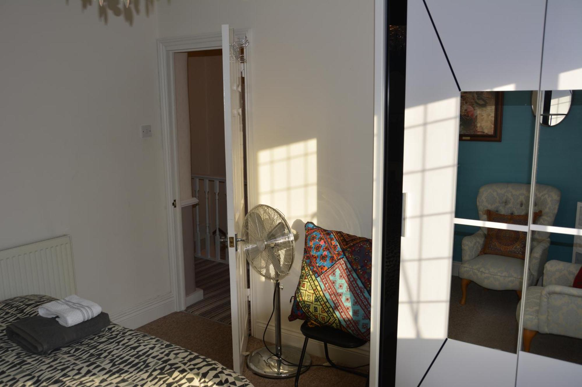 Cozy, Modern, Spacious 4 Bedroom House In London Romford Bagian luar foto